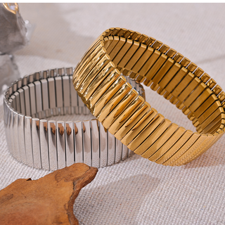 Eleanor Ribbed Cuff Bracelet in 18K gold with polished finish and stretch fit