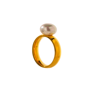Ring with Clara 18K Gold smooth glossy band and a raised oval cream pearl centerpiece